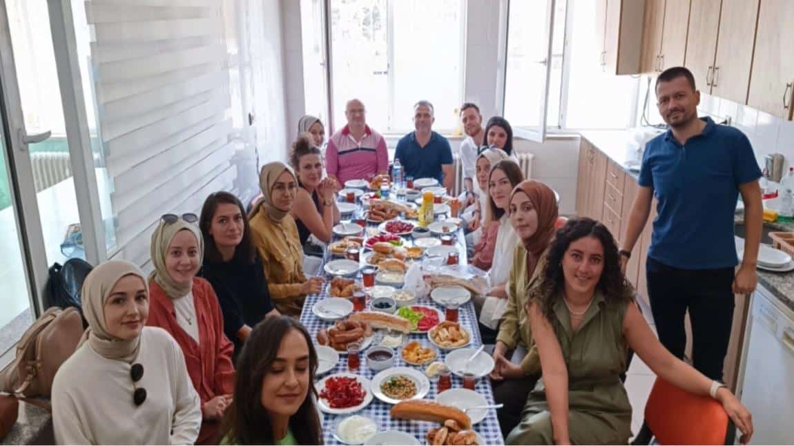 Güngürge Ortaokulu Öğretmenleri Kahvaltı'da Buluşuyor